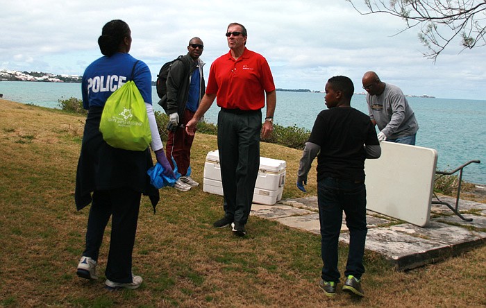 ‘Milkman’ picks up trash in neighbourhood bonding effort