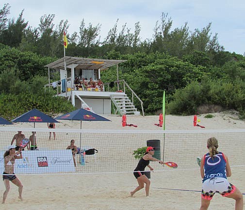 Crowds turn out for beach tennis