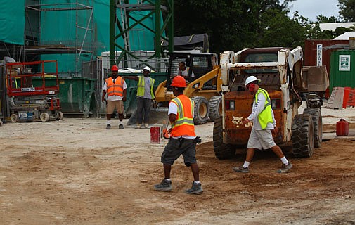 500 people working on hospital building