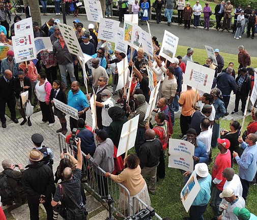 Premier tells protestors: Clinic must stay open