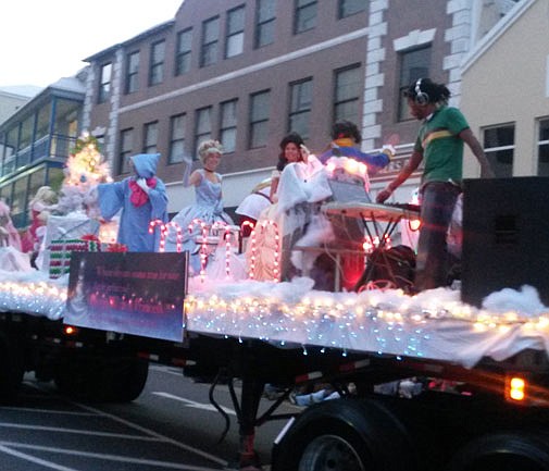 Crowds out for Santa Claus Parade