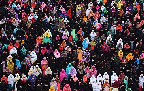 Muslims mark end of fasting month with Eid festival